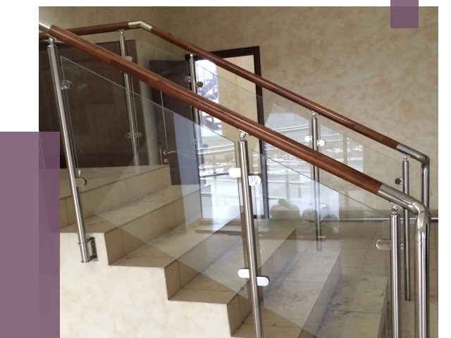 Комбинированные перила из металла и дерева в Дальнегорске