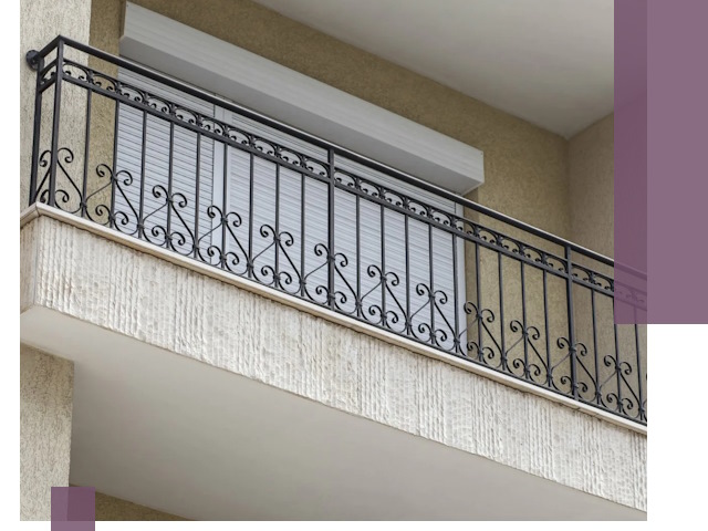 Балконные ограждения из металла и стекла в Дальнегорске для домов