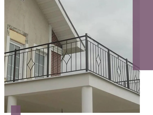 Изготовление балконных ограждений в Дальнегорске из металла и стекла