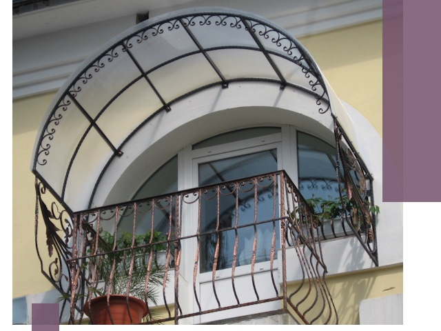 Козырьки над балконом в Дальнегорске — изготовление и монтаж